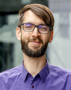 Portraitfoto zeigt Dr. Kai Schubert-Praxl in lila Hemd.
